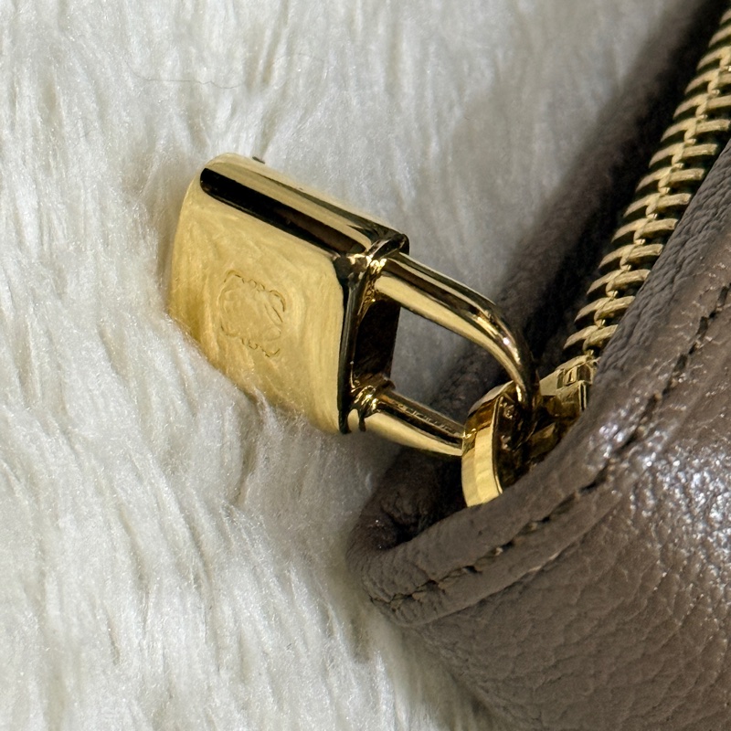 9新以上✨Loewe 咖色 牛皮長夾-22