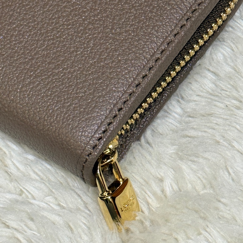 9新以上✨Loewe 咖色 牛皮長夾-24