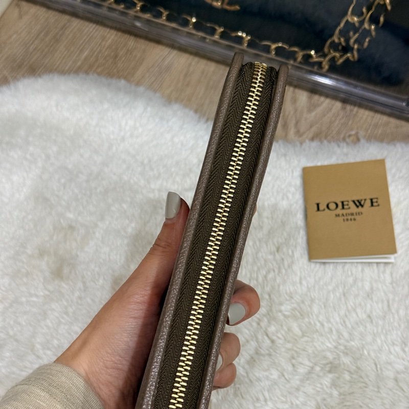 9新以上✨Loewe 咖色 牛皮長夾-30
