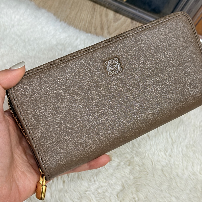 9新以上✨Loewe 咖色 牛皮長夾-33