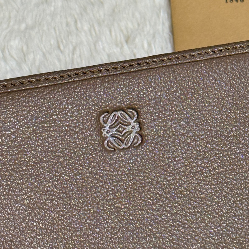 9新以上✨Loewe 咖色 牛皮長夾-34