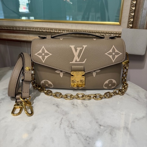 LV 斑鳩灰牛皮壓紋PochetteMetisEastWest金釦下蓋手提肩斜背郵差包M23081