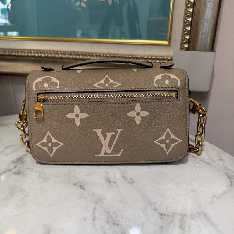 LV 斑鳩灰牛皮壓紋PochetteMetisEastWest金釦下蓋手提肩斜背郵差包M23081-1