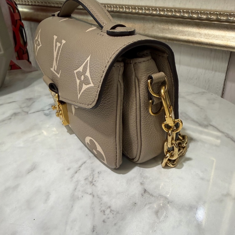 LV 斑鳩灰牛皮壓紋PochetteMetisEastWest金釦下蓋手提肩斜背郵差包M23081-2