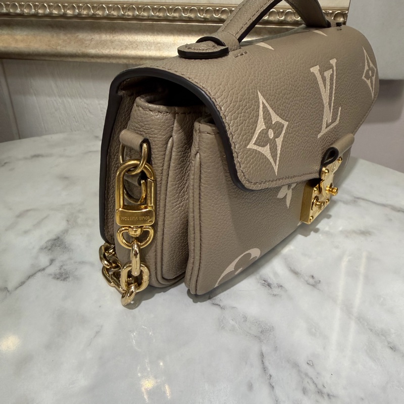 LV 斑鳩灰牛皮壓紋PochetteMetisEastWest金釦下蓋手提肩斜背郵差包M23081-3