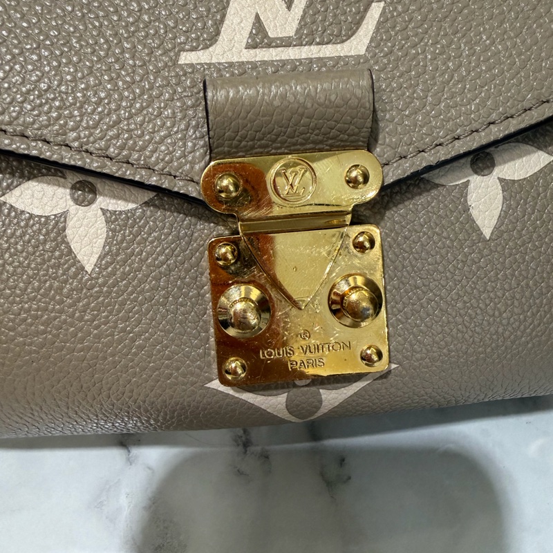 LV 斑鳩灰牛皮壓紋PochetteMetisEastWest金釦下蓋手提肩斜背郵差包M23081-4