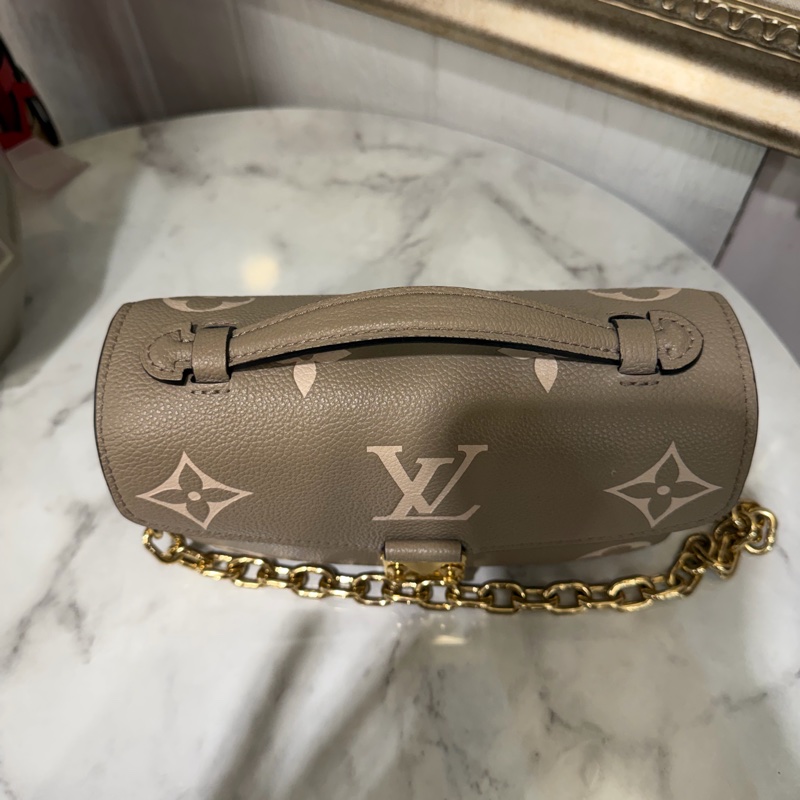 LV 斑鳩灰牛皮壓紋PochetteMetisEastWest金釦下蓋手提肩斜背郵差包M23081-5