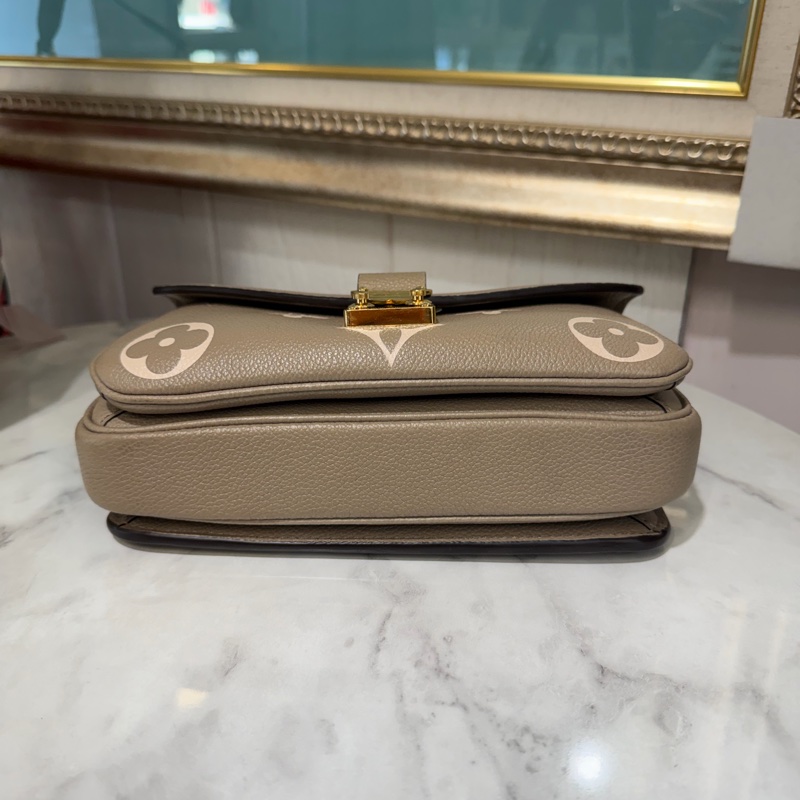 LV 斑鳩灰牛皮壓紋PochetteMetisEastWest金釦下蓋手提肩斜背郵差包M23081-6