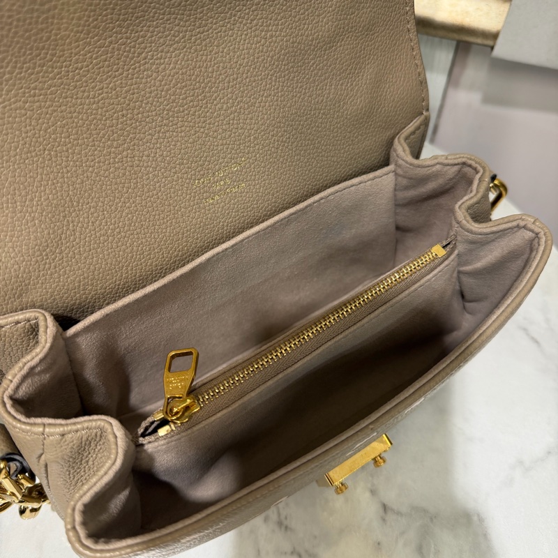 LV 斑鳩灰牛皮壓紋PochetteMetisEastWest金釦下蓋手提肩斜背郵差包M23081-7