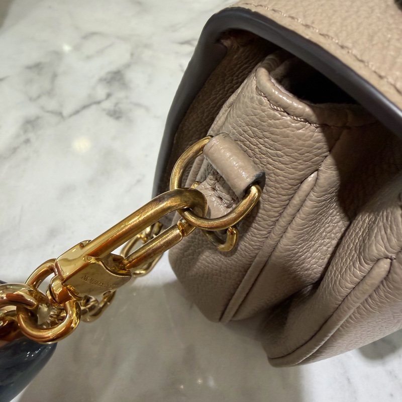 LV 斑鳩灰牛皮壓紋PochetteMetisEastWest金釦下蓋手提肩斜背郵差包M23081-8