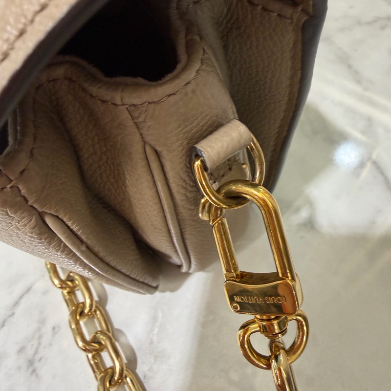 LV 斑鳩灰牛皮壓紋PochetteMetisEastWest金釦下蓋手提肩斜背郵差包M23081-9