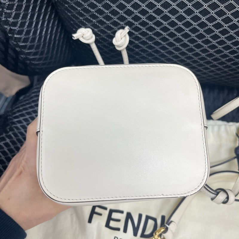 FENDI 芬迪 MON TRESOR 烙字小牛皮兩用迷你水桶包(奶油白）-16