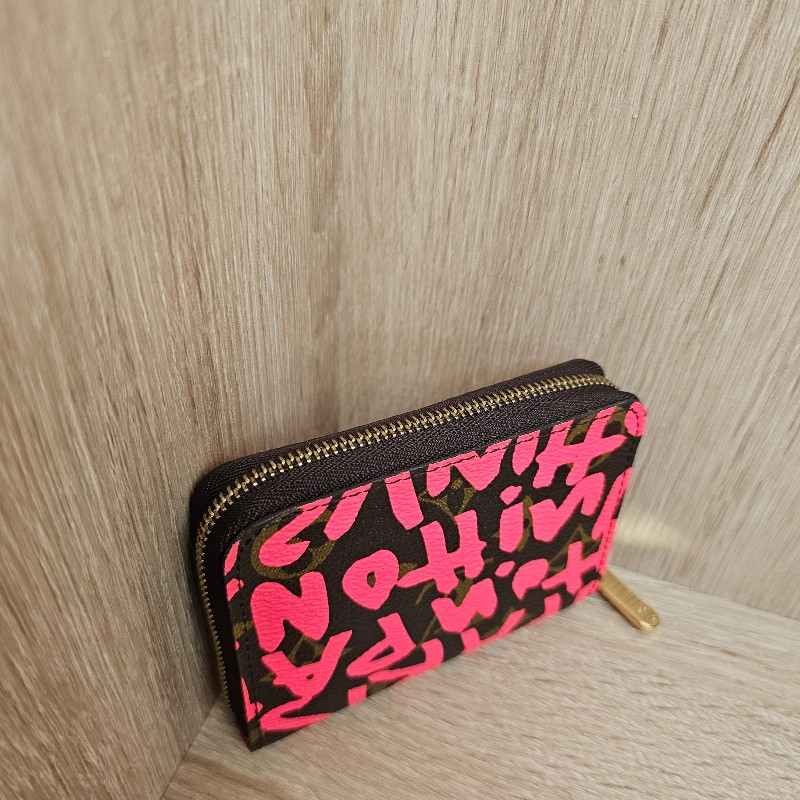 [絕版塗鴉❣️] LV桃紅滿版老花塗鴉拉鏈零錢包-2