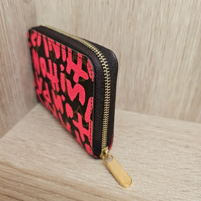 [絕版塗鴉❣️] LV桃紅滿版老花塗鴉拉鏈零錢包-3