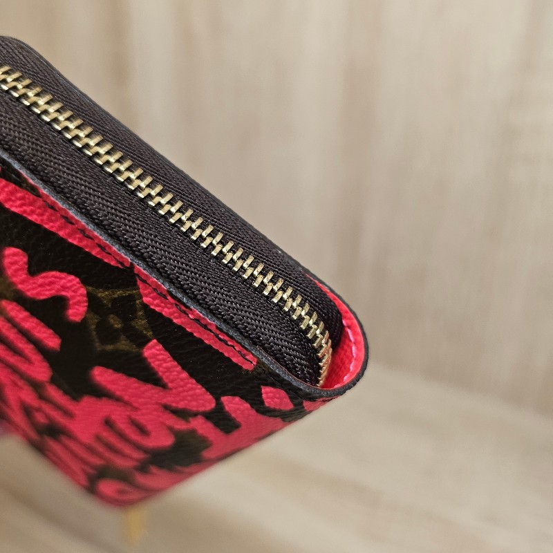 [絕版塗鴉❣️] LV桃紅滿版老花塗鴉拉鏈零錢包-7