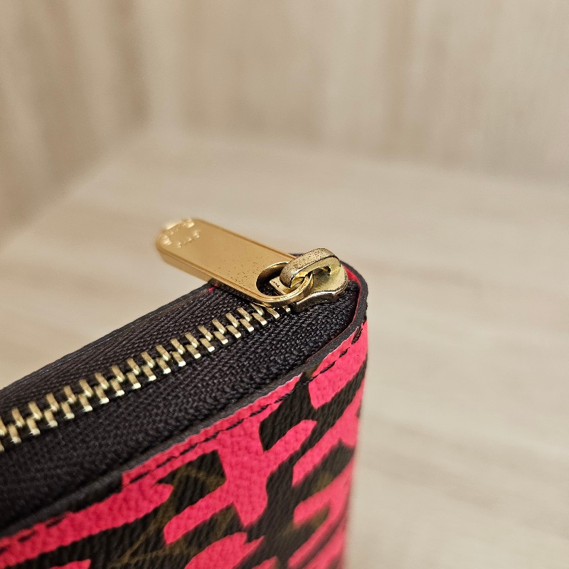 [絕版塗鴉❣️] LV桃紅滿版老花塗鴉拉鏈零錢包-8