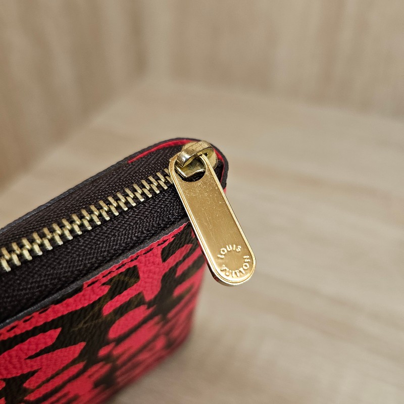 [絕版塗鴉❣️] LV桃紅滿版老花塗鴉拉鏈零錢包-16