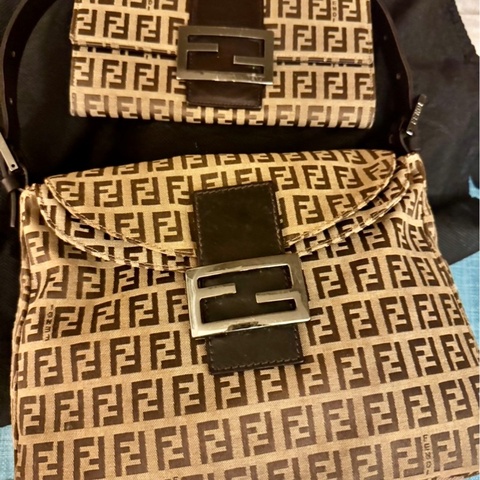 •	FENDI Zucca 老花肩背包（經典款） 	•	FENDI Zucca 老花長夾 整套出售，不拆賣（成套更有收藏完整度＆穿搭一致性）