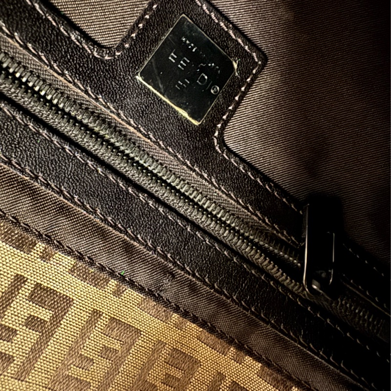 FENDI 經典精品🉐超值套組大特價🉐全套都幫您配好了👍老花肩背手提包 +老花長夾 =整套出售,喜歡一起帶走(成套更有質感及收藏完整度&穿搭一致性)瘀-16