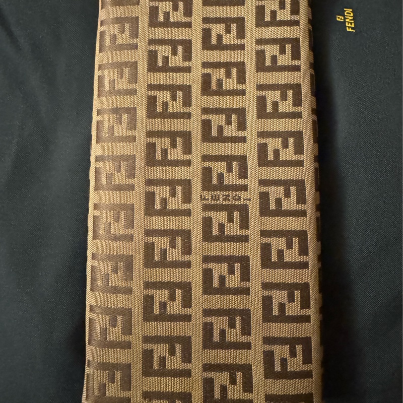 FENDI 經典精品🉐超值套組大特價🉐全套都幫您配好了👍老花肩背手提包 +老花長夾 =整套出售,喜歡一起帶走(成套更有質感及收藏完整度&穿搭一致性)瘀-18