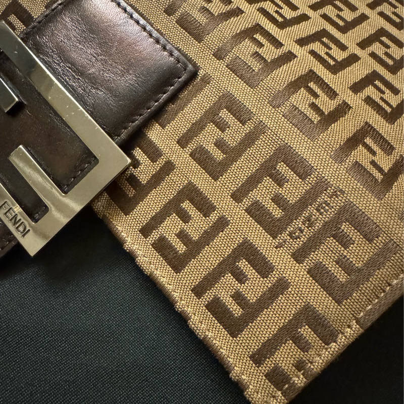 FENDI 經典精品🉐超值套組大特價🉐全套都幫您配好了👍老花肩背手提包 +老花長夾 =整套出售,喜歡一起帶走(成套更有質感及收藏完整度&穿搭一致性)瘀-22