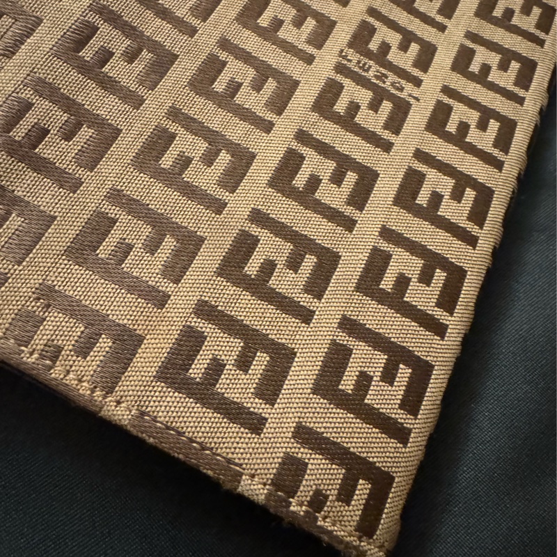 FENDI 經典精品🉐超值套組大特價🉐全套都幫您配好了👍老花肩背手提包 +老花長夾 =整套出售,喜歡一起帶走(成套更有質感及收藏完整度&穿搭一致性)瘀-23