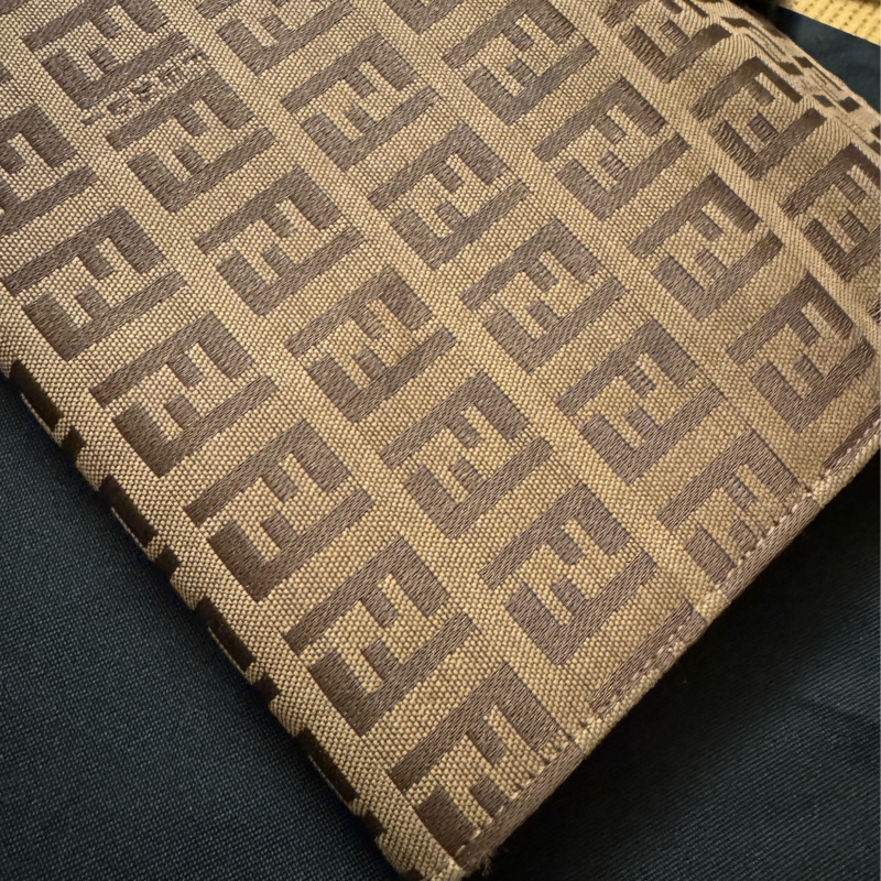 FENDI 經典精品🉐超值套組大特價🉐全套都幫您配好了👍老花肩背手提包 +老花長夾 =整套出售,喜歡一起帶走(成套更有質感及收藏完整度&穿搭一致性)瘀-24