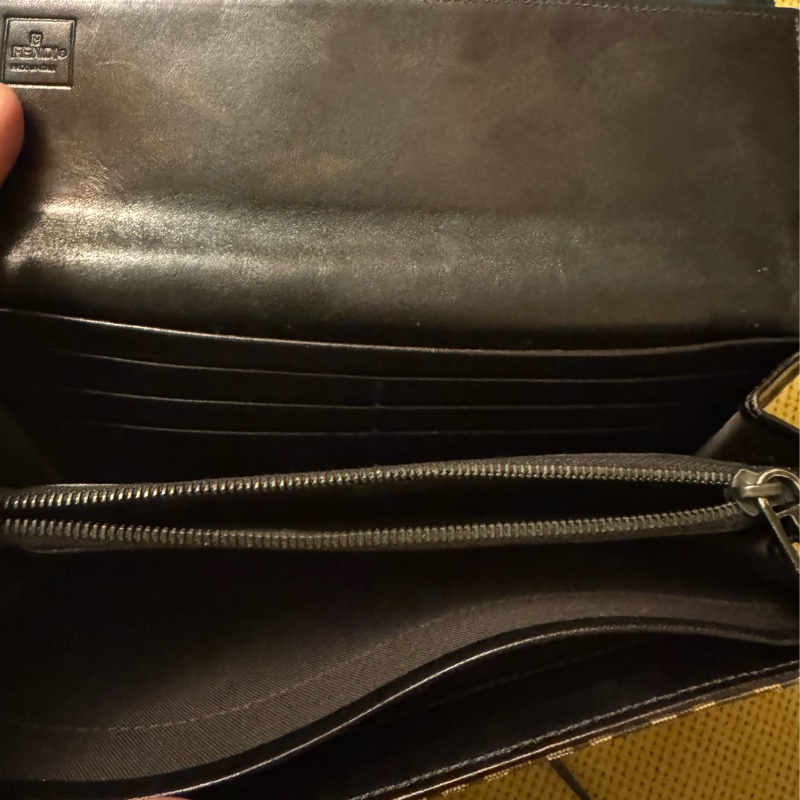 FENDI 經典精品🉐超值套組大特價🉐全套都幫您配好了👍老花肩背手提包 +老花長夾 =整套出售,喜歡一起帶走(成套更有質感及收藏完整度&穿搭一致性)瘀-26