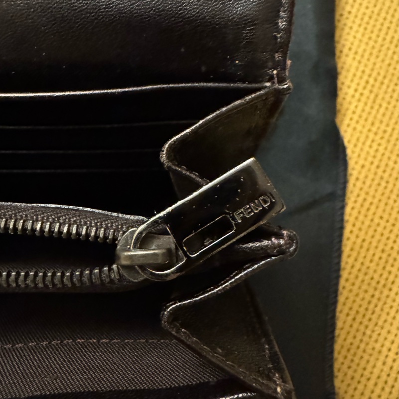 FENDI 經典精品🉐超值套組大特價🉐全套都幫您配好了👍老花肩背手提包 +老花長夾 =整套出售,喜歡一起帶走(成套更有質感及收藏完整度&穿搭一致性)瘀-31