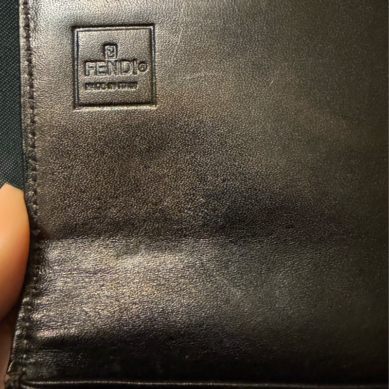 FENDI 經典精品🉐超值套組大特價🉐全套都幫您配好了👍老花肩背手提包 +老花長夾 =整套出售,喜歡一起帶走(成套更有質感及收藏完整度&穿搭一致性)瘀-35