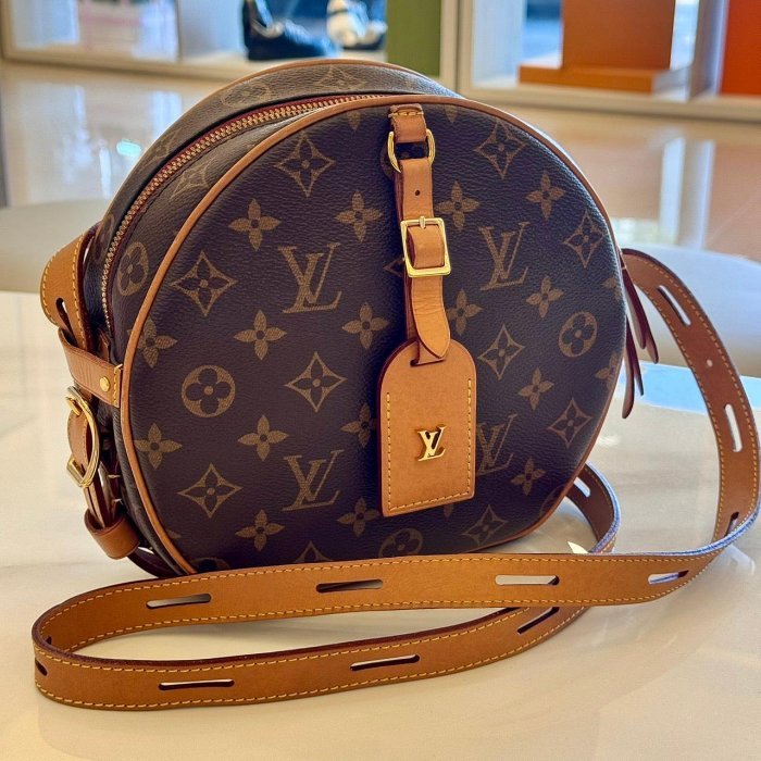 *SHIHNA名牌精品* LV Boite Chapeau Souple MM 斜背圓餅包-0