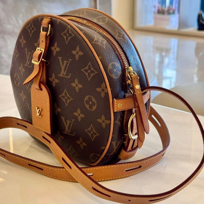 *SHIHNA名牌精品* LV Boite Chapeau Souple MM 斜背圓餅包-2