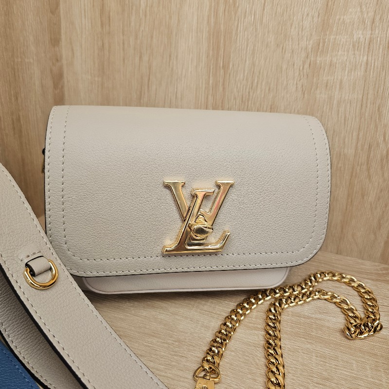 [現省3.5萬🎁] LV淺灰褐色米白牛皮金釦 LockMe Tender轉釦肩斜背包-1