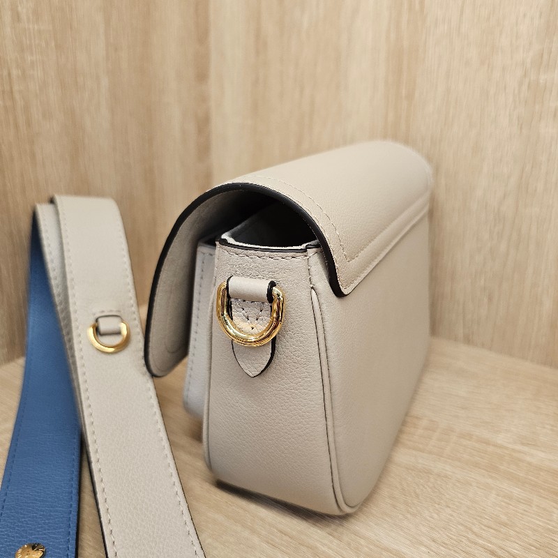 [現省3.5萬🎁] LV淺灰褐色米白牛皮金釦 LockMe Tender轉釦肩斜背包-4