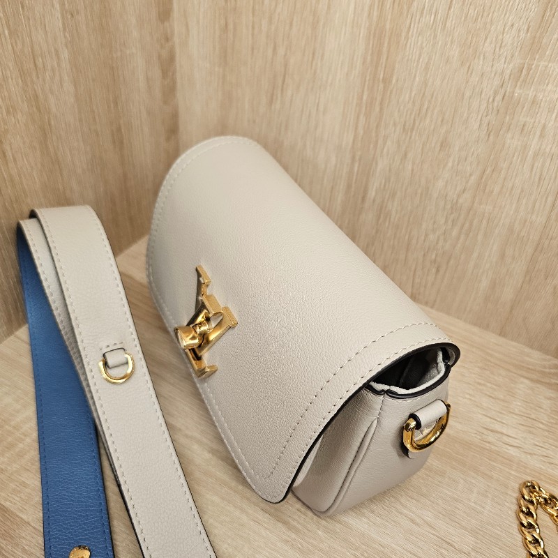 [現省3.5萬🎁] LV淺灰褐色米白牛皮金釦 LockMe Tender轉釦肩斜背包-5