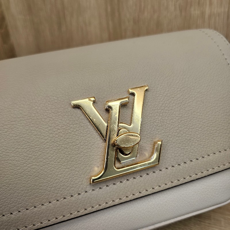[現省3.5萬🎁] LV淺灰褐色米白牛皮金釦 LockMe Tender轉釦肩斜背包-6