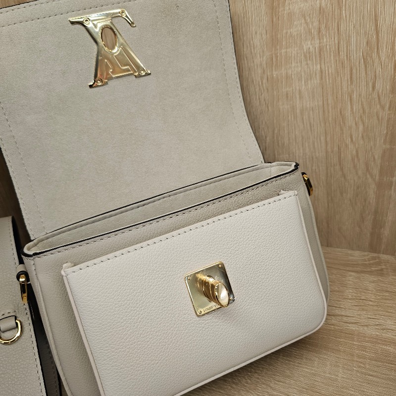 [現省3.5萬🎁] LV淺灰褐色米白牛皮金釦 LockMe Tender轉釦肩斜背包-7