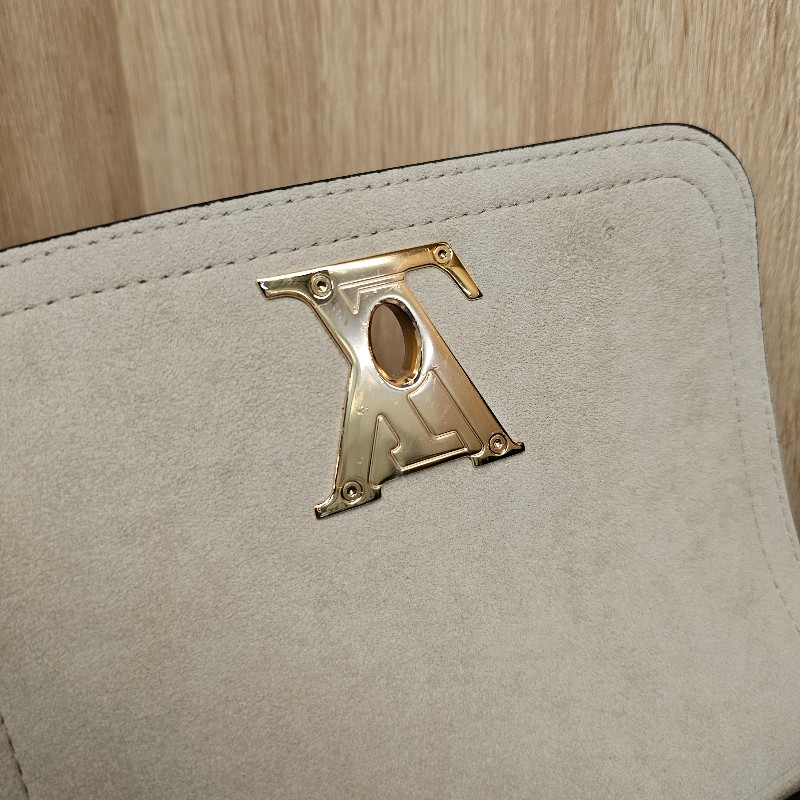 [現省3.5萬🎁] LV淺灰褐色米白牛皮金釦 LockMe Tender轉釦肩斜背包-8