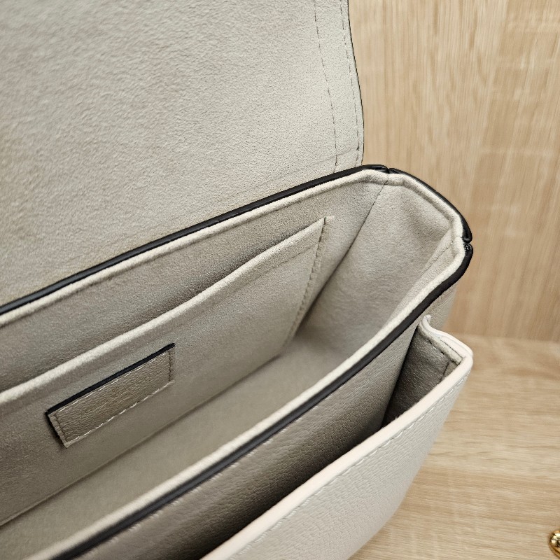 [現省3.5萬🎁] LV淺灰褐色米白牛皮金釦 LockMe Tender轉釦肩斜背包-10