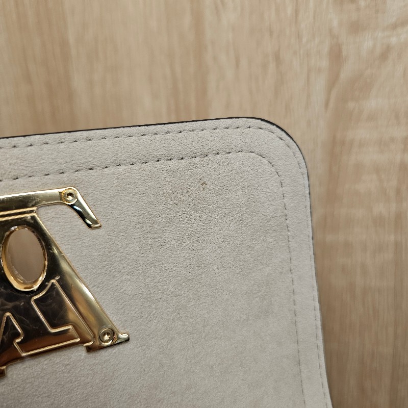 [現省3.5萬🎁] LV淺灰褐色米白牛皮金釦 LockMe Tender轉釦肩斜背包-11
