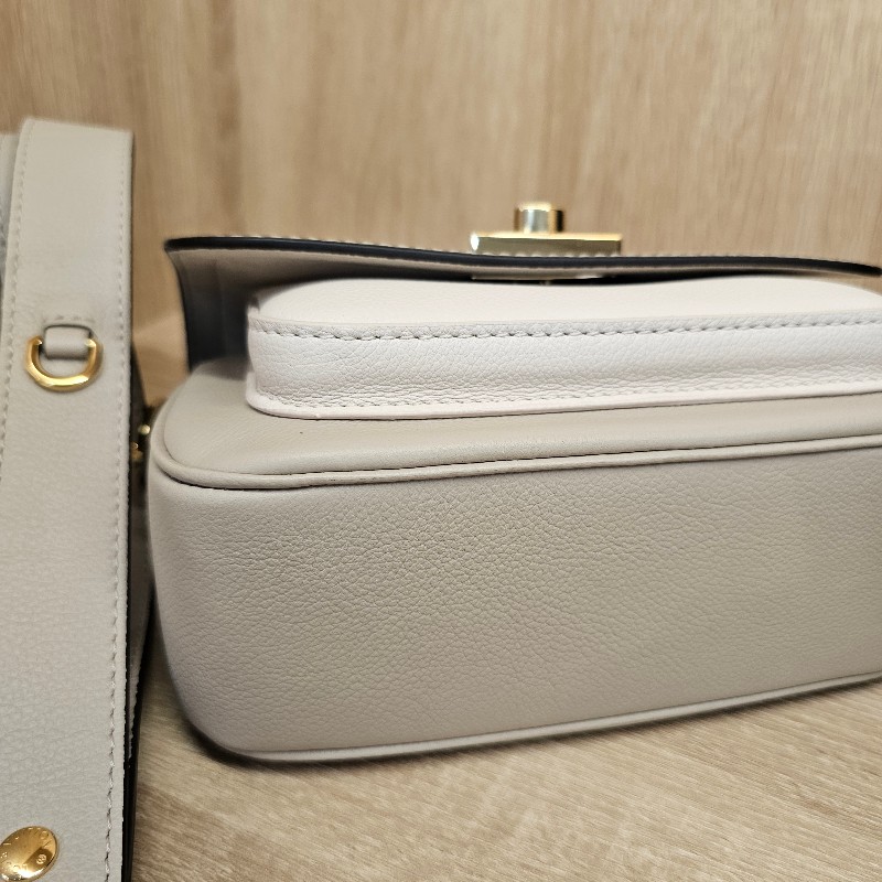 [現省3.5萬🎁] LV淺灰褐色米白牛皮金釦 LockMe Tender轉釦肩斜背包-12