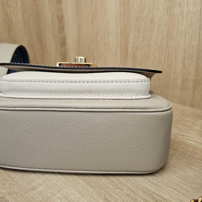 [現省3.5萬🎁] LV淺灰褐色米白牛皮金釦 LockMe Tender轉釦肩斜背包-13