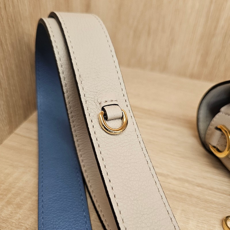 [現省3.5萬🎁] LV淺灰褐色米白牛皮金釦 LockMe Tender轉釦肩斜背包-15