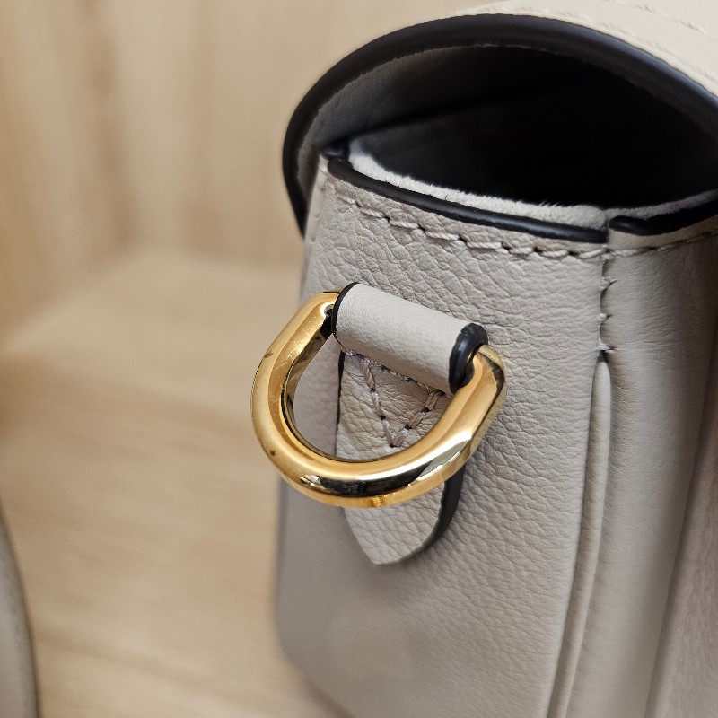 [現省3.5萬🎁] LV淺灰褐色米白牛皮金釦 LockMe Tender轉釦肩斜背包-16