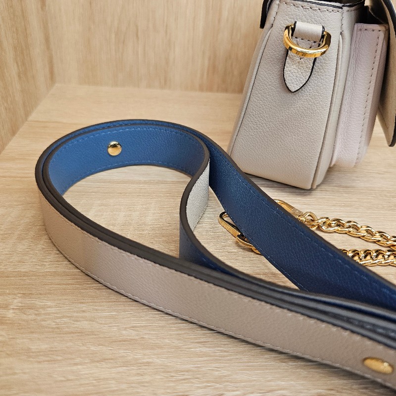 [現省3.5萬🎁] LV淺灰褐色米白牛皮金釦 LockMe Tender轉釦肩斜背包-20