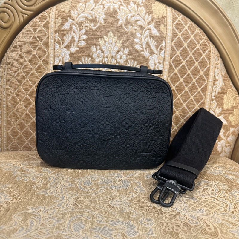 LV 黑牛皮壓紋霧黑釦S LOCK斜背郵差包 M58489-1