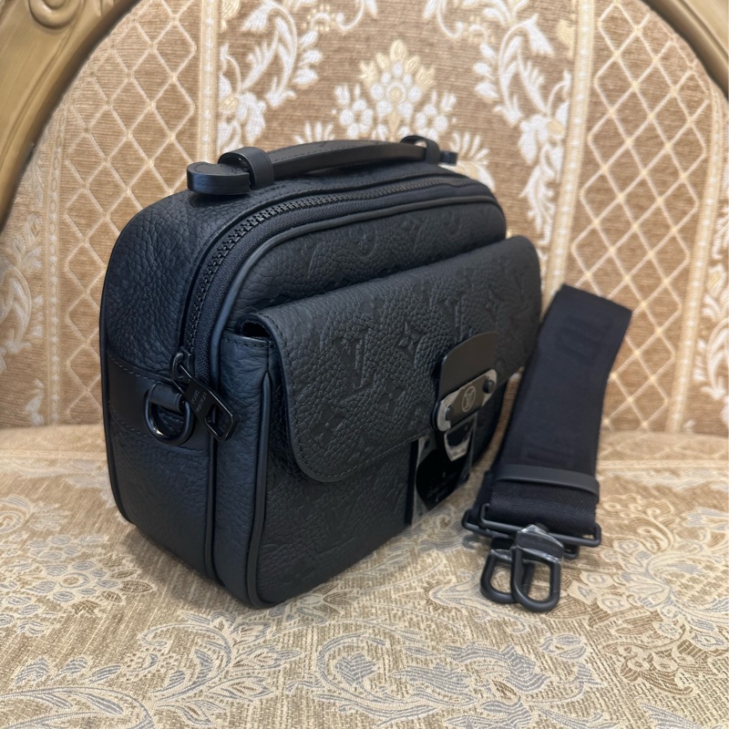 LV 黑牛皮壓紋霧黑釦S LOCK斜背郵差包 M58489-2