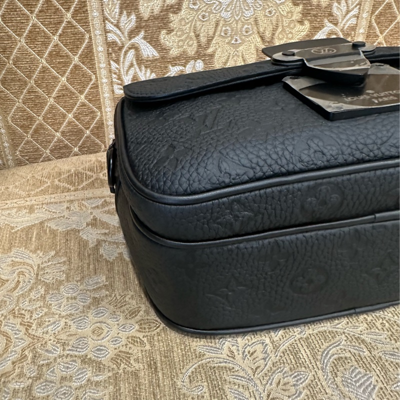 LV 黑牛皮壓紋霧黑釦S LOCK斜背郵差包 M58489-5