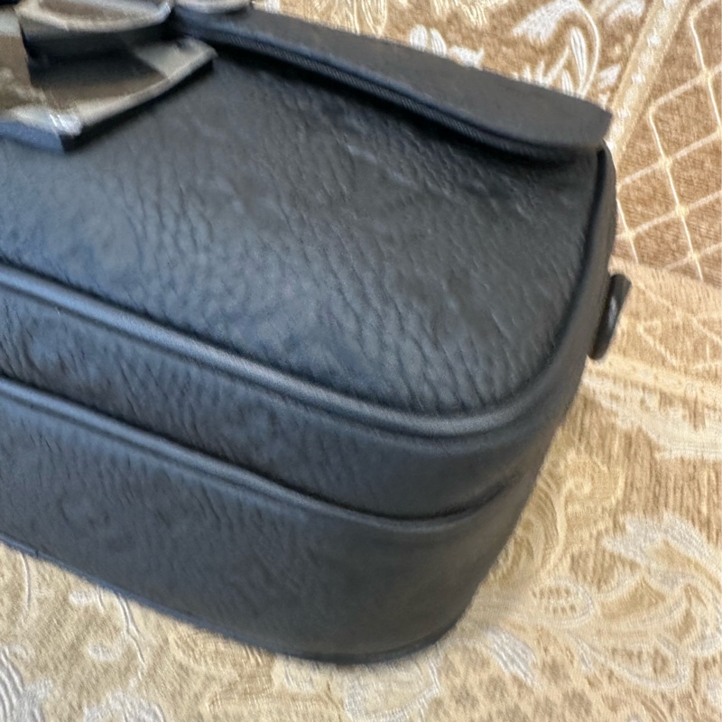 LV 黑牛皮壓紋霧黑釦S LOCK斜背郵差包 M58489-6