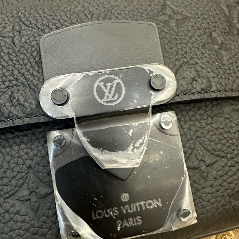 LV 黑牛皮壓紋霧黑釦S LOCK斜背郵差包 M58489-7